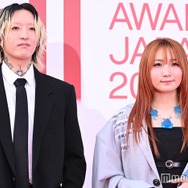 YOASOBI、レッドカーペットでお揃いスタイリング披露【MUSIC AWARDS JAPAN】