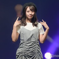 元NMB48山田寿々、色白美脚輝くワンピ姿 悶絶級ウインクで観客虜に【学生ランウェイ2025 SUMMER】