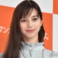 中条あやみ、ミニスカから美脚スラリ「腰の位置が高い」「どこにいても絵になる」の声