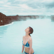 長濱ねる、ほっそり美ボディ際立つ水着姿を披露！アイスランドの「ブルーラグーン」で開放的に