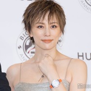 米倉涼子、大胆スリットから美脚全開 50歳は節目の年「努力と挑戦はし続けていきたい」