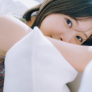 日向坂46卒業発表の富田鈴花、1st写真集決定 大胆な水着姿＆初ランジェリーショットも披露