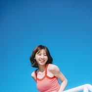 日向坂46富田鈴花、“楽園”までの船上で会心の笑顔 1st写真集新規カット解禁