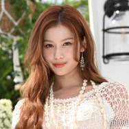 TWICEサナ、“超ミニ”ドレスから圧巻の脚線美披露「完璧スタイル」「息を呑む美しさ」と反響