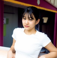 “グラビア界の次世代スター”虹咲カリナ、美ウエストちらり「ヤンマガ」初登場