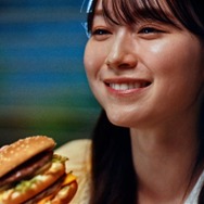 櫻坂46守屋麗奈「マクドナルド」新CM出演で“ビッグスマイル” 1980年代の人気アニメも登場