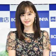 久住小春、ミニスカから美脚スラリ「スタイル良すぎ」「脚長い」と反響