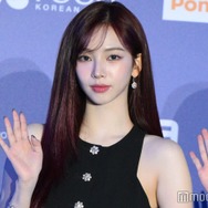 aespaカリナ、オフショルドレスから驚異の美脚披露「芸術的」「とんでもない脚の長さ」の声
