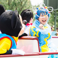 Mrs. GREEN APPLEがサプライズでパレード登場！夏イベ「サマー・クールオフat Tokyo Disney Resort」明日開幕