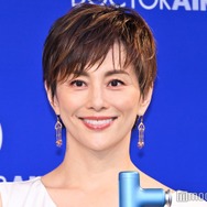 米倉涼子、ウエスト＆美背中大胆披露 モノトーン衣装姿に「圧倒的な美しさ」「肩甲骨が綺麗」の声