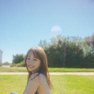 川栄李奈、水着カット解禁 笑顔・美ボディ際立つ【youphoria】