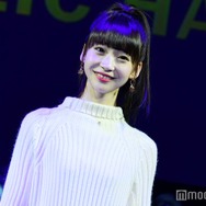 第1子妊娠中の元NGT48荻野由佳、ノースリーブ赤ワンピでふっくらお腹際立つ「大きくなってる」「綺麗」