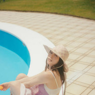 桜井日奈子、ほっそり美肩＆背中披露の肌見せSHOTに釘付け！かわいさと大人っぽさで魅せる