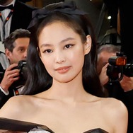 BLACKPINKジェニー、胸元際立つ衣装姿 舞台裏ショットに反響続々「貴重な写真」「どの瞬間でも美しい」