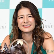 スザンヌ、水着姿でプール満喫「綺麗」「お腹引き締まってる」