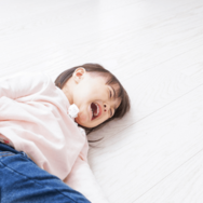 庭で遊んでいた4歳の孫　転んで泣き出した瞬間⇒祖父母の”優しい対応”に「また来る！」