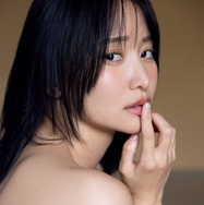 永尾まりや、ランジェリー姿で美ボディ披露「FRIDAY」約1年ぶりカムバック