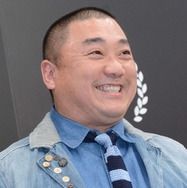 山本圭壱、9ヶ月の愛娘顔出し「ご機嫌で可愛い」「ママパパに似てる」の声