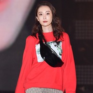 白洲迅の妻・竹内渉、息子との2ショット公開「娘のムチムチおてて」も写り込み