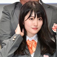 “可愛すぎる新喜劇女優”小寺真理、ミニスカポリス姿で美脚披露 ファンから絶賛の声