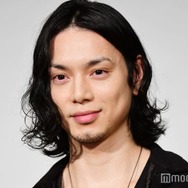 水嶋ヒロ、娘2人との3ショット公開 約1年ぶりインスタ更新で父の一面覗かせる