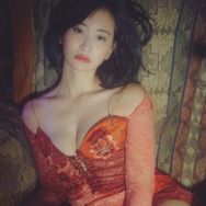 永尾まりや、大胆衣装で豊満美バスト披露