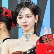 aespaカリナ、Tシャツから美くびれチラリ「二度見した」「ラインがすごい」