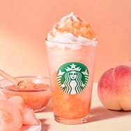 スタバ、桃感UPの新作「More ヘブンリー ピーチ フラペチーノ」至福のデザート類もラインナップ