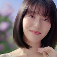 浜辺美波「嬉しくて幸せな気持ちに」最も記憶に残っている誕生日エピソード明かす 白ワンピ姿で新CM出演