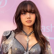 BLACKPINKリサ、全身赤の大胆衣装姿で美脚全開「セクシー」「憧れのプロポーション」と反響