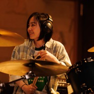 佐藤健が抜擢“TENBLANKのドラマー”宮崎優が話題 ドラム演奏姿・重要シーンの場面写真到着【グラスハート】