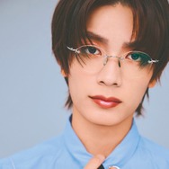なにわ男子・高橋恭平、ネクタイ・リムレスメガネ…モードな表情披露