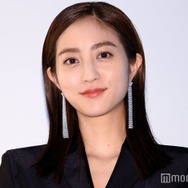 堀田茜、美ウエストチラリの私服姿に反響「へそ出しセクシー」「カジュアルで素敵」