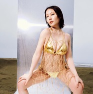 三園響子、ビキニ姿で大胆ポーズ 初ソログラビア飾る