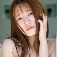 中田花奈、美バスト溢れるキャミソール姿「週刊FLASH」表紙登場