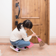 祖母の家にきた小2の孫…朝から玄関掃除している理由と聞くと⇒祖母思いな発言に「心が温かい」