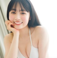 「ミスヤングマガジン」晴こころ、白ビキニ姿で美ボディ輝く