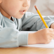 【祖父母の家で…】文字を練習する4歳の孫　自由帳を見た瞬間⇒まさかの内容に「うるっとした」「うちの子になっちゃうか？」