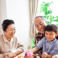 朝食を食べる70代の祖父母と孫　次の瞬間⇒祖父の”古い言葉”に「微笑ましい」「祖母も加わった」