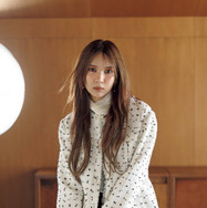 “yousti”としてソロデビューした小林由依、ほっそり美脚チラリの秋コーデ披露！等身大の魅力に迫る