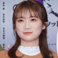 秋元真夏、ベッドで美脚全開「柔らかそうで憧れる」「綺麗」