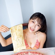 “大食いインフルエンサー”食いしん坊女子 りっかちゃん、グラビア初挑戦 ビキニ姿での満腹ショットも