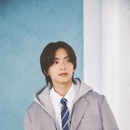 なにわ男子・高橋恭平、ブレザー・マフラー…制服ルック披露 「ストロボ・エッジ」グラビアも