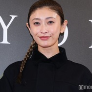 山田優、個性派セットアップで美脚スラリ 夫・小栗旬とのエピソード明かす「2人で違う階でお買い物ができたり」