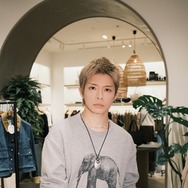 Number_i岸優太「バナナ・リパブリック」ポップアップストアに来場 ヴィジュアル＆インタビュー動画公開