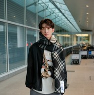 Snow Man向井康二「バーバリー」26春夏ルックで⽻⽥空港登場 ロンドンへ出国