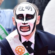 鉄拳、父親を顔出し公開 源田壮亮選手らとの記念ショットに「本当に嬉しそう」「親子で輪郭がそっくり」の声