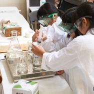 白衣を着て年齢や興味に応じて楽しく分析「水のぶんせき体験」
