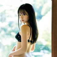 蓬莱舞、美背中＆ヒップが眩しい水着SHOT披露！10代ラストのフレッシュさ＆儚さで魅せる