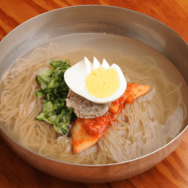 韓国の冷麺屋で…食事を注文すると「えっ！」→困惑した”お箸の収納場所”とは！？